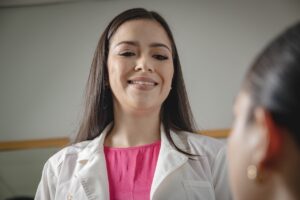 医療脱毛の施術は看護師による安全な方法ですか？